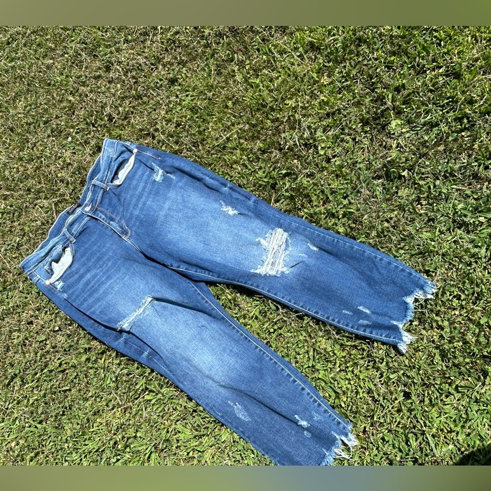 Judy Blue Ankle Cropped Distressed Blue Jeans